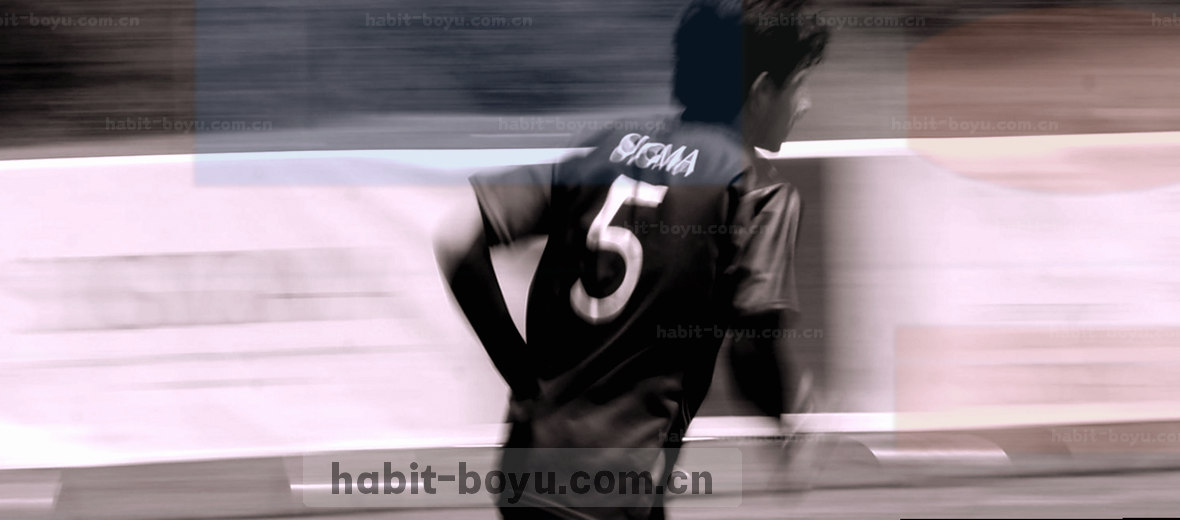 一位撰稿人专注凝视屏幕 键盘敲击声持续不断